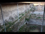 01363 ostia - regio ii - insula xi - fullonica (ii,xi,1) - halle mit basins - westseite - 01-2024.jpg